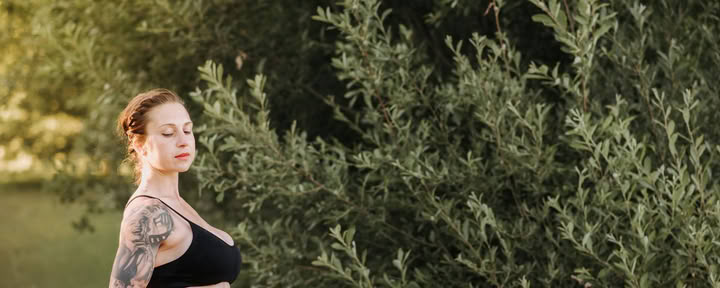 Yoga nella natura da soli