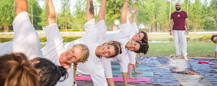 Costruisci delle basi solide: Certificazione yoga da 200 ore in India 2026
