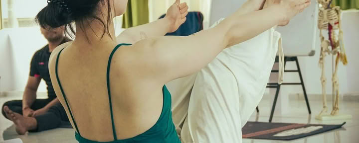 Corso di formazione insegnanti di yoga olistico di 100 ore