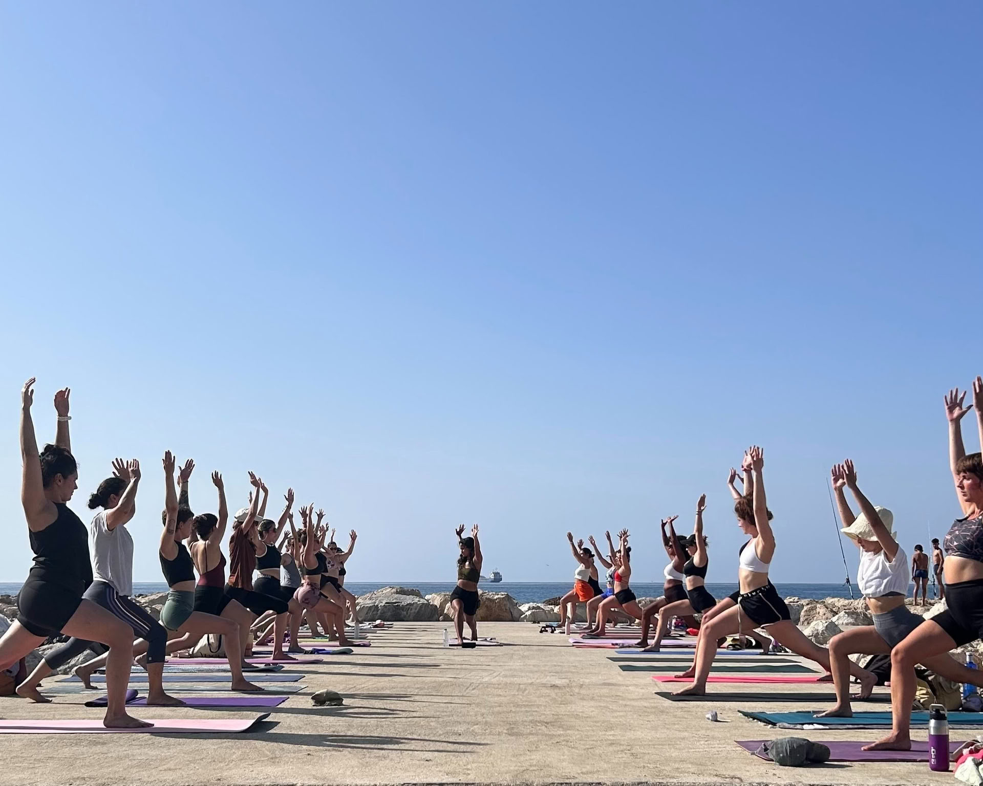 Vinyasa in riva al mare