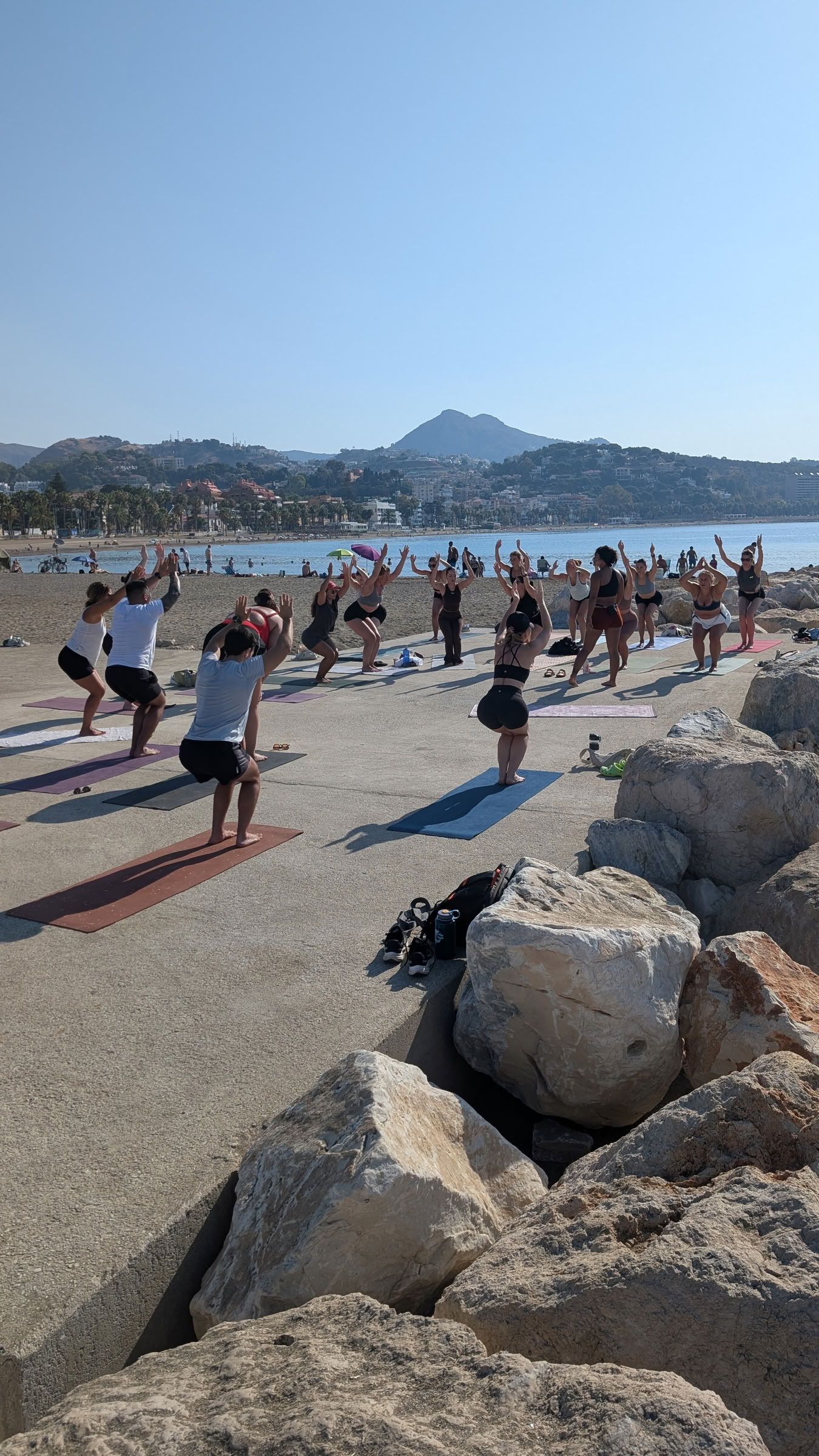 Vinyasa in riva al mare