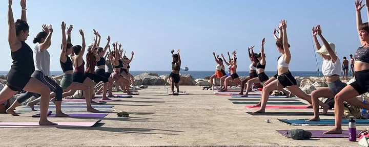 Vinyasa in riva al mare