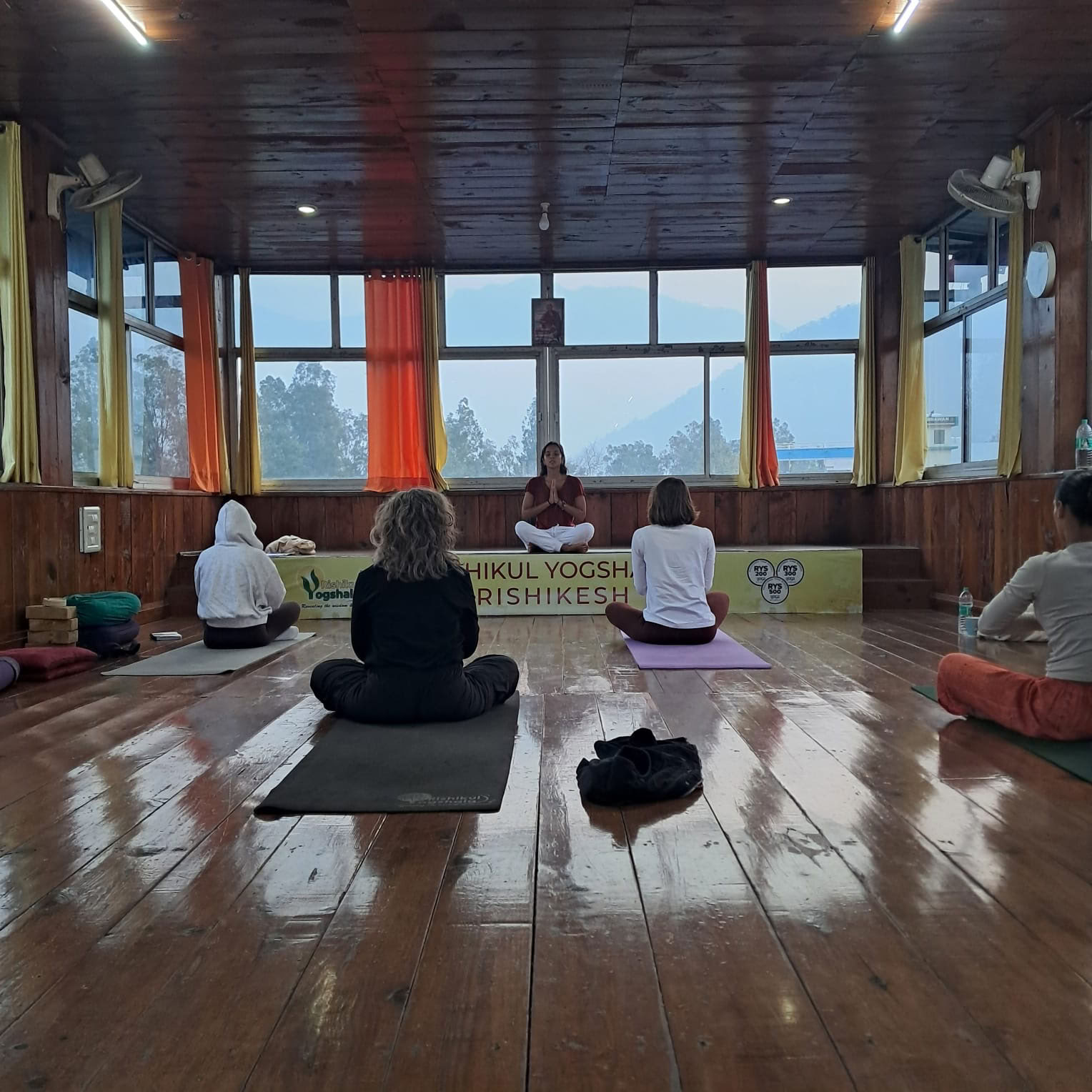 Rishikul Yogshala Rishikesh - Formazione Insegnanti di Yoga a Rishikesh, India