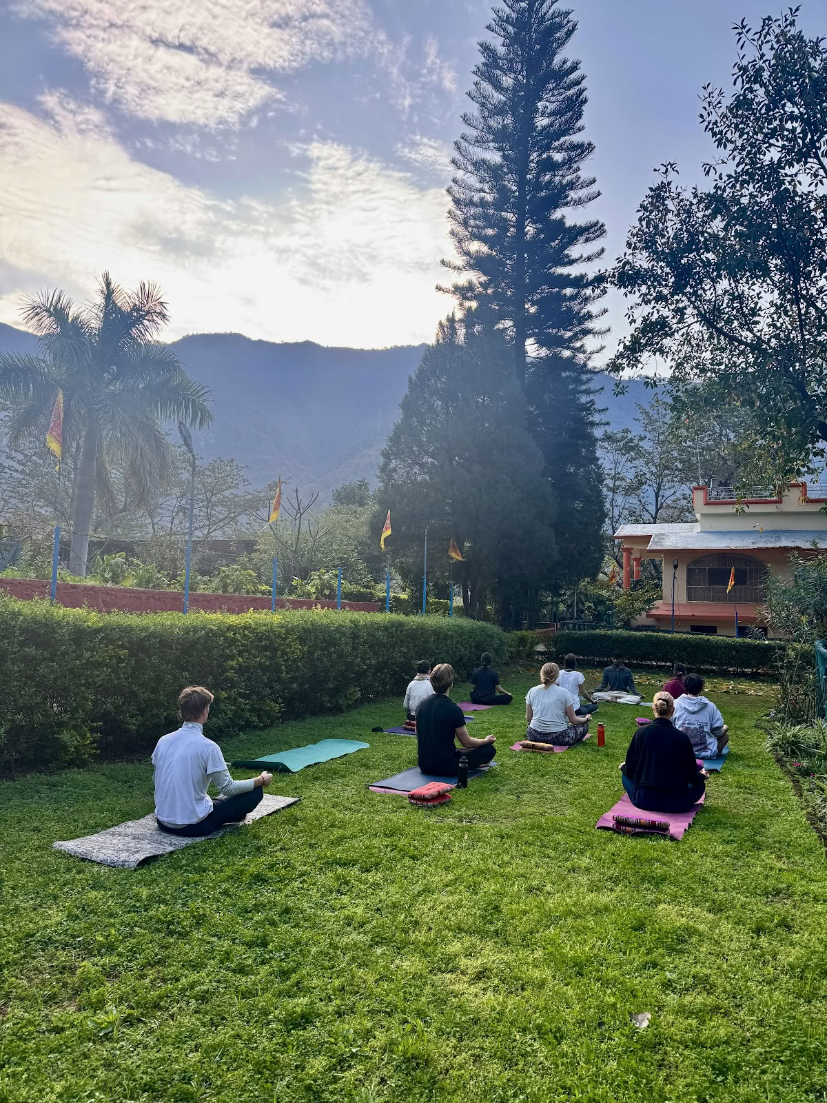 Abhyasa Yogmath | Ashram tradizionale di yoga e meditazione a Rishikesh, India