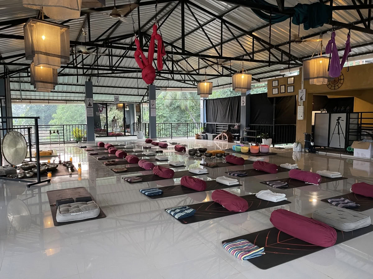 OM Studio Agonda - Yoga Aereo e Guarigione Sonora a Goa