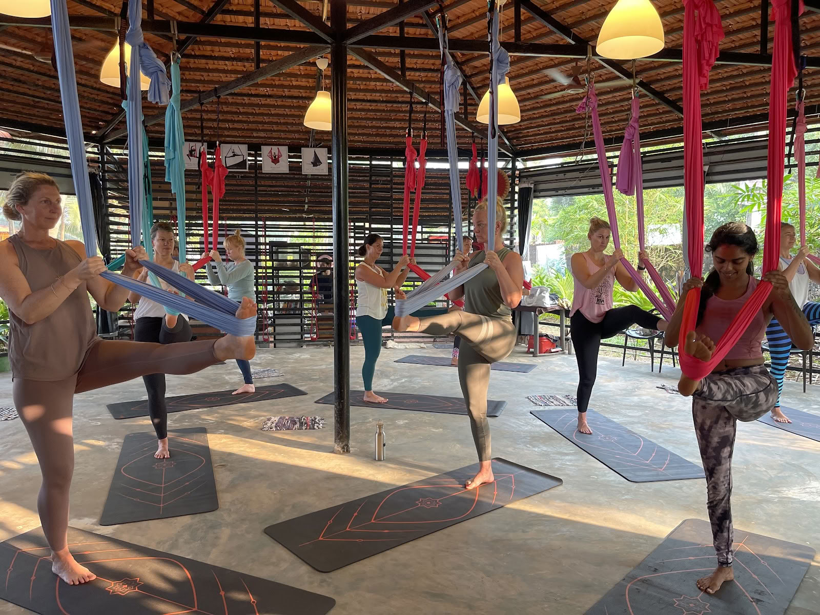 OM Studio Agonda - Yoga Aereo e Guarigione Sonora a Goa