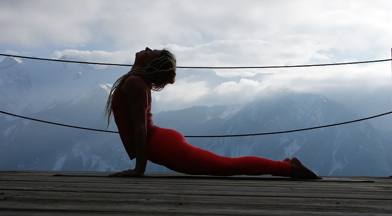 Yoga con Emma nella rimessa per legna