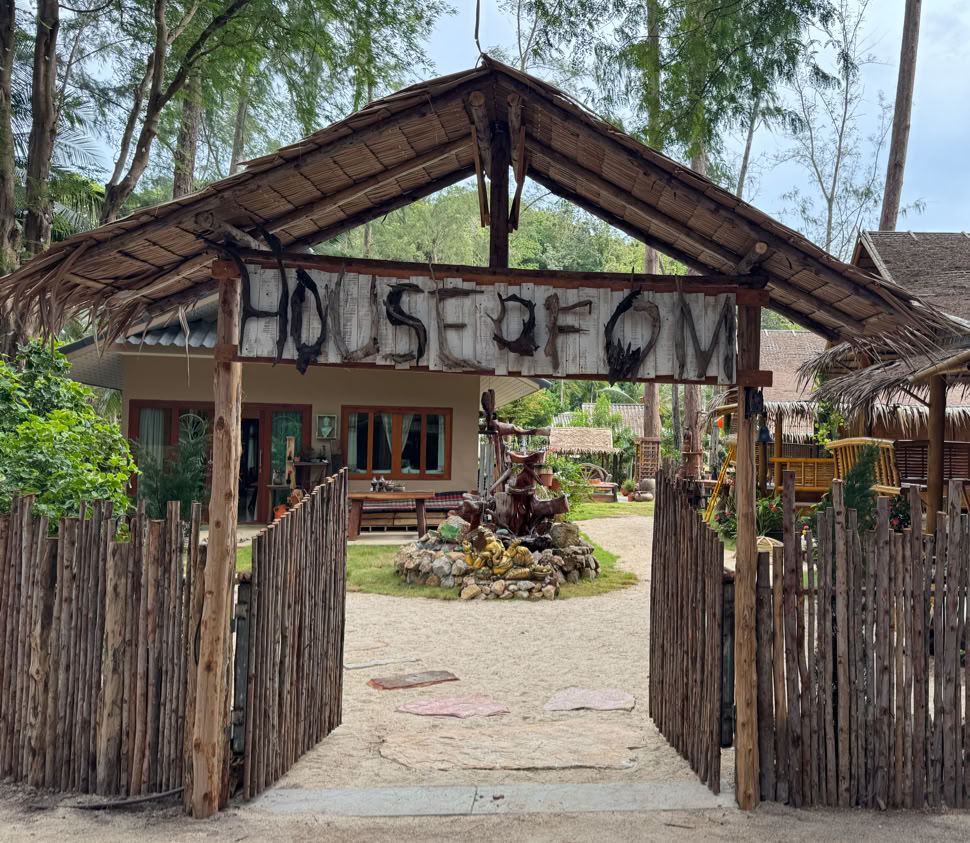 House of Om, spiaggia di Bovy