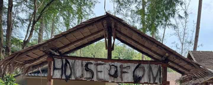 House of Om, spiaggia di Bovy