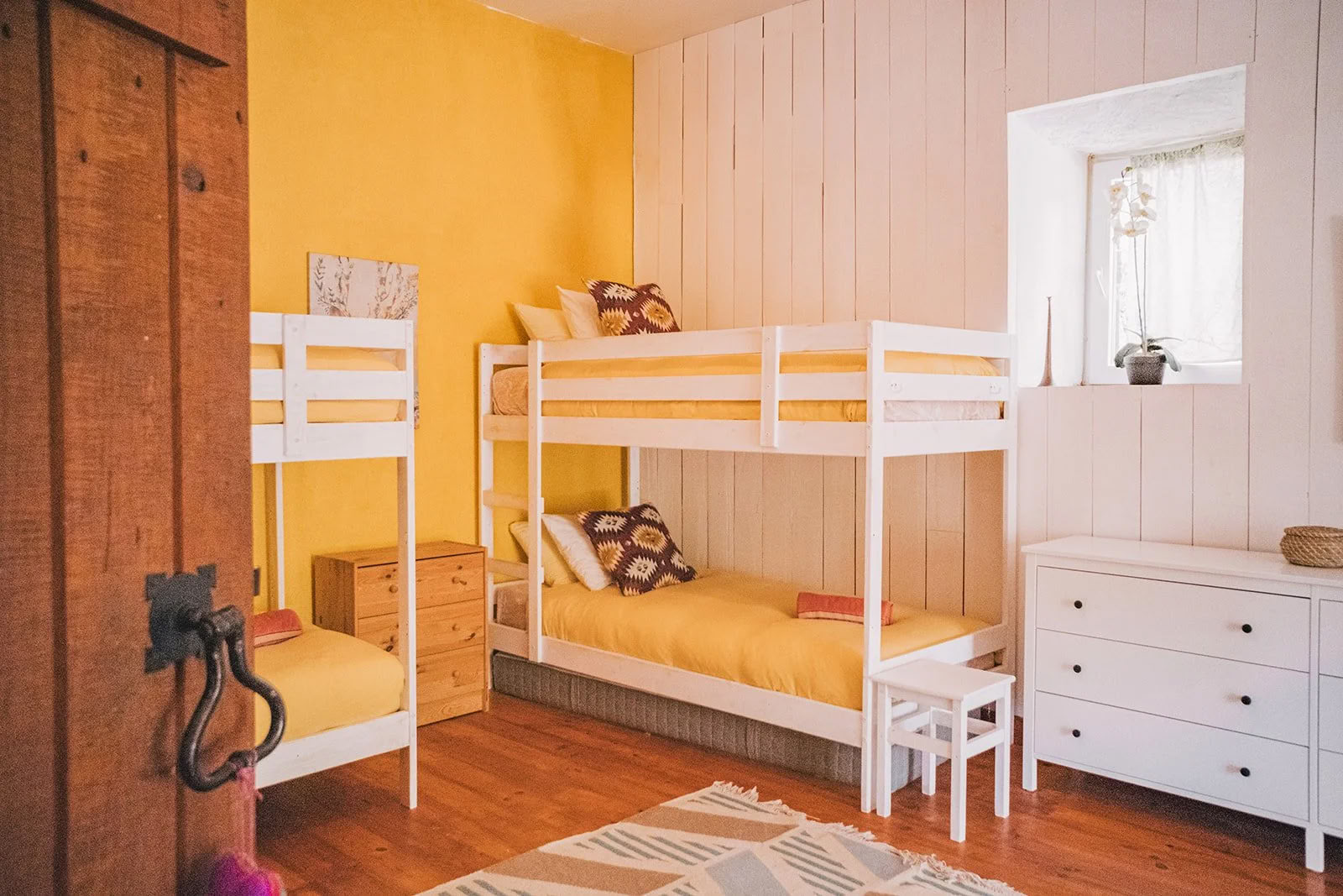 Dormitorio con 8 camere da letto