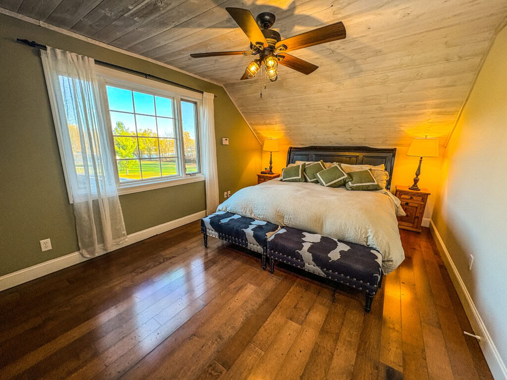 King Bed Modern Lakehouse con vista lago e bagno in comune