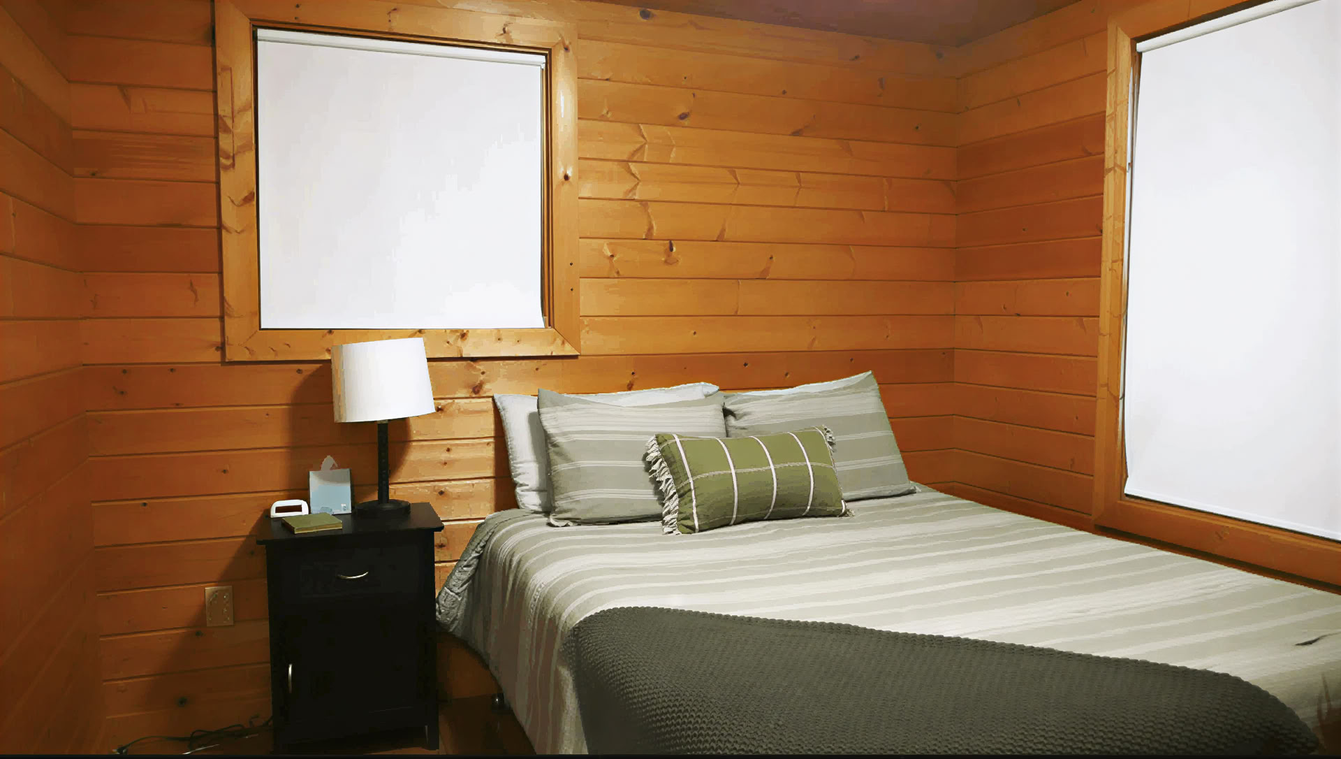Cabina con un letto matrimoniale e bagno in comune