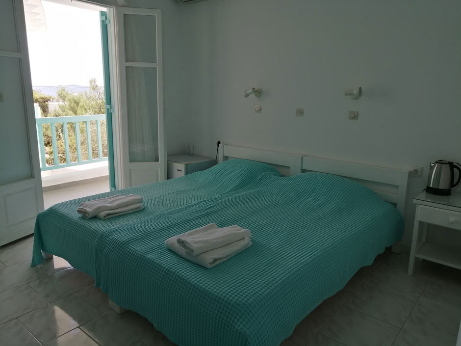 Camera con balcone e vista mare