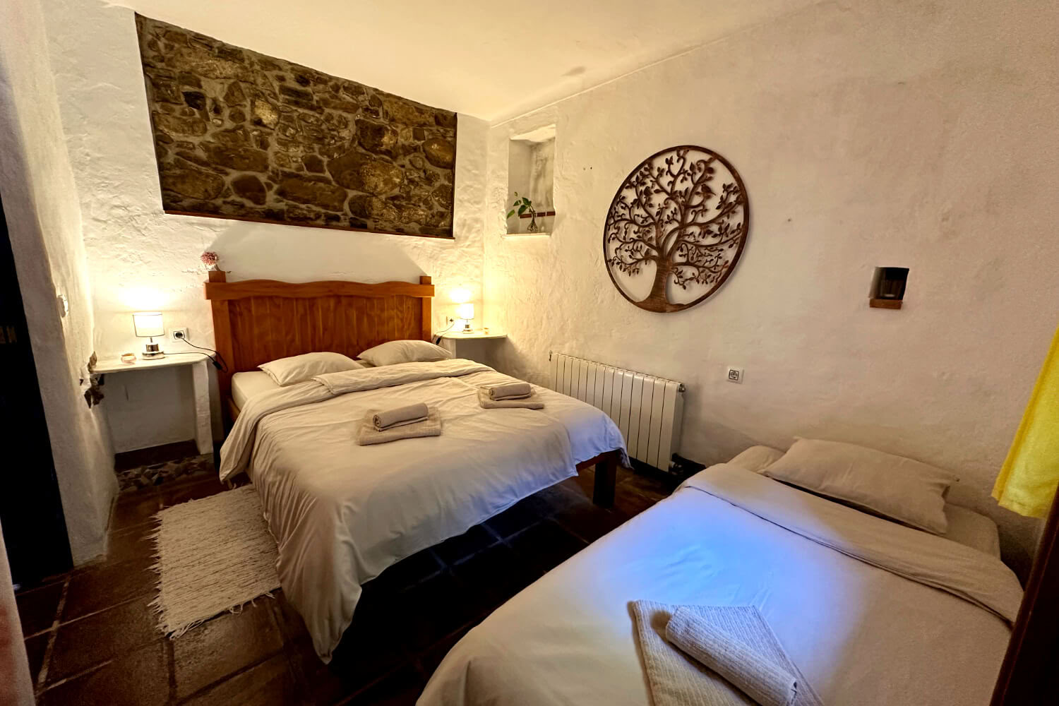 Camera doppia con letto extra per 3 ospiti con bagno in comune