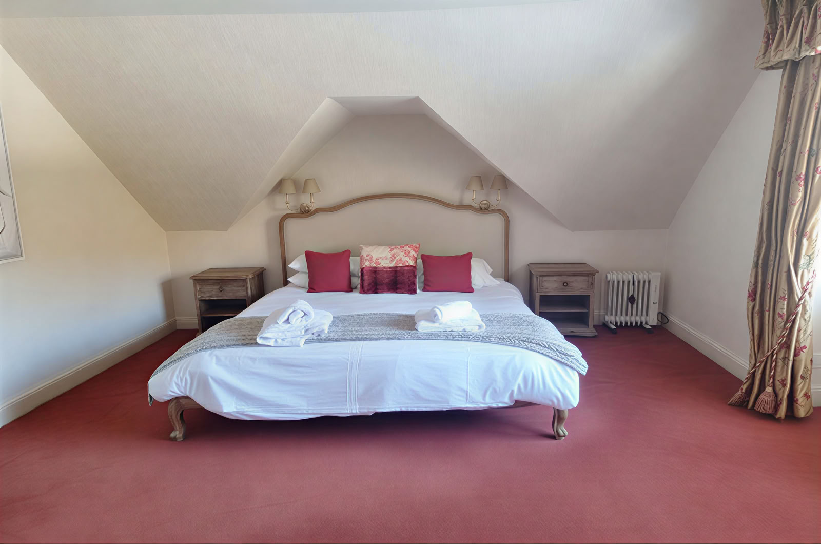 Master Bedroom ensuite con bagno e doccia, vista montagna (piano superiore)