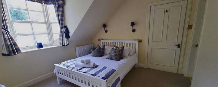 King size bed con bagno privato, doccia sopra la vasca, vista montagna (piano superiore)
