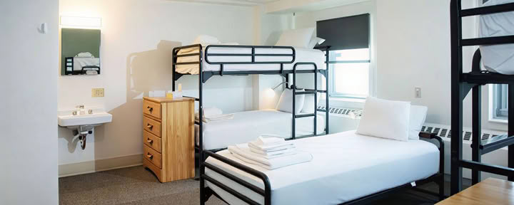 Dormitorio con bagno in comune