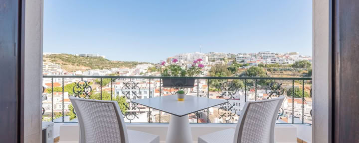 Camera con balcone e vista piscina
