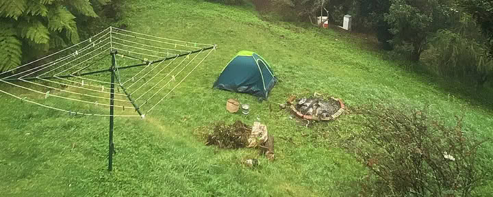 Porta la tua tenda + doccia all’aperto e WC interno